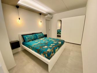 Camera con letto matrimoniale, 2 armadi e luci per la lettura