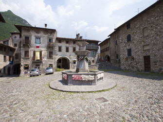 L'antica piazza di Ogna, la passeggiata lungo il Serio e aperitivo in agriturismo L'antica piazza di Ogna, la passeggiata lungo il Serio e aperitivo in agriturismo