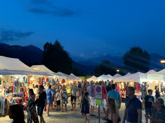 Tradizionale mercatino estivo serale a Domaso