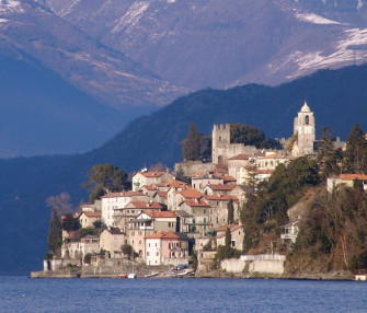 Corenno Plinio. Castello e Chiesa di San Tommaso