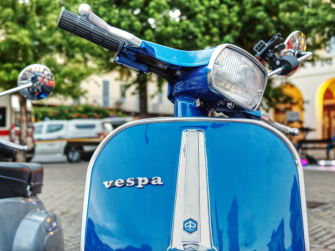 Cazzano in vespa
