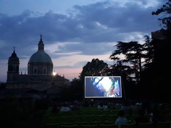 schermo di proiezione del film nel giardino