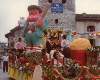 Tre giorni di festa che ogni anno rinnovano il legame profondo tra il paese e la sua terra, celebrando il lavoro dei campi, la vendemmia e le tradizioni che da generazioni animano il territorio, in un intreccio di memoria e attualità capace di unire famiglie, associazioni, contrade storiche e le tante comunità che oggi vivono Trescore Balneario. 