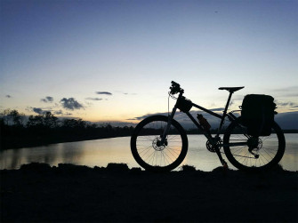 bici tramonto cicloturismo