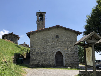 Rifugio Cespedosio lungo il sentiero 128