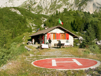 Al Rifugio Laeng tra pini mughi e cespugli di rododendro