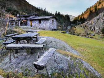 Il Rifugio Gianpace nella selvaggia Val Sanguigno 