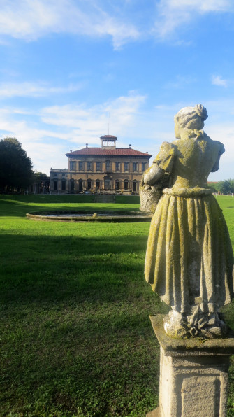 LA VILLA BAGATTI VALSECCHI E LA CHIESA SS PIETRO E PAOLO