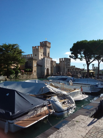 Sirmione, la perla del Lago di Garda tra terra e acqua