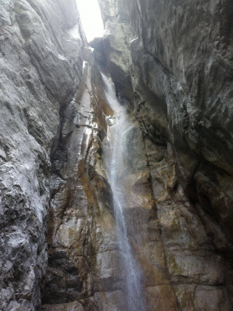 Escursione: in cammino alla Cascata del Cenghen Escursione: in cammino alla Cascata del Cenghen