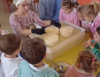 Un'esperienza di caseificazione per bambini