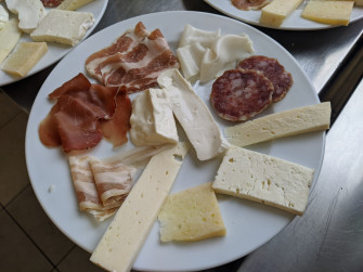 Degustazione di salumi e formaggi a km 0