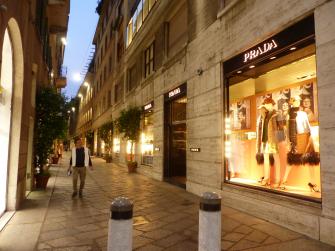 Uno sguardo in guardaroba: la Milano della moda. Uno sguardo in guardaroba: la Milano della moda.