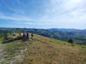 ciclisti su colline in Oltrepò Pavese