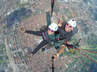 Parapendio in città a Brescia