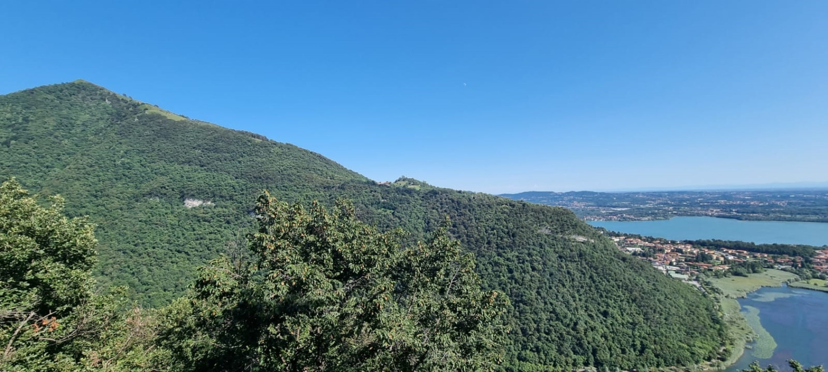 Il verdeggiante Monte Cornizzolo visto dal Belvedere del Monte Scioscia.