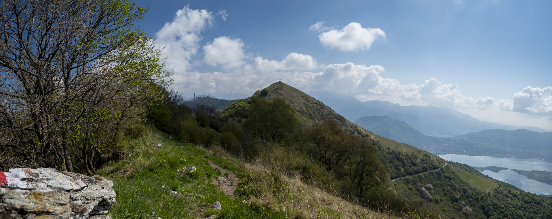 Il Monte Cornizzolo in primo piano e sullo sfondo il Monte Rai.