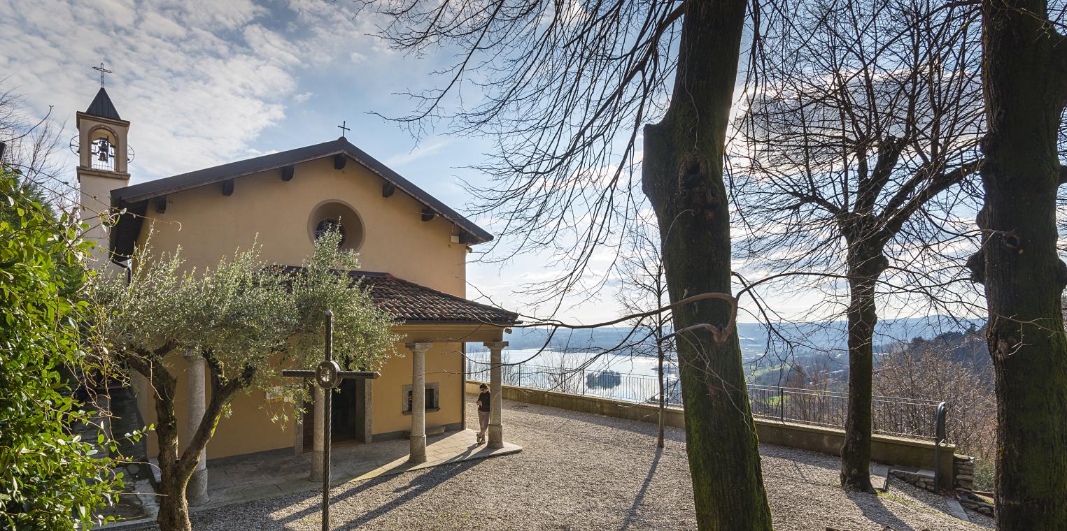 Santuario della Madonna della Neve e vista sul Lago di Pusiano.