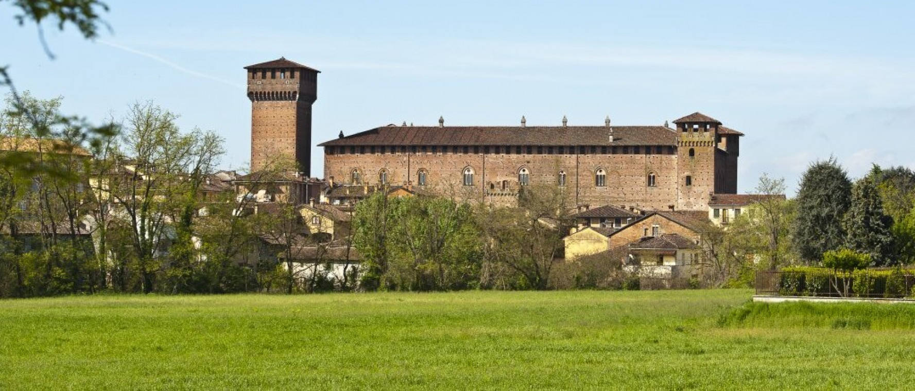 Castello Morando Bolognini con prato