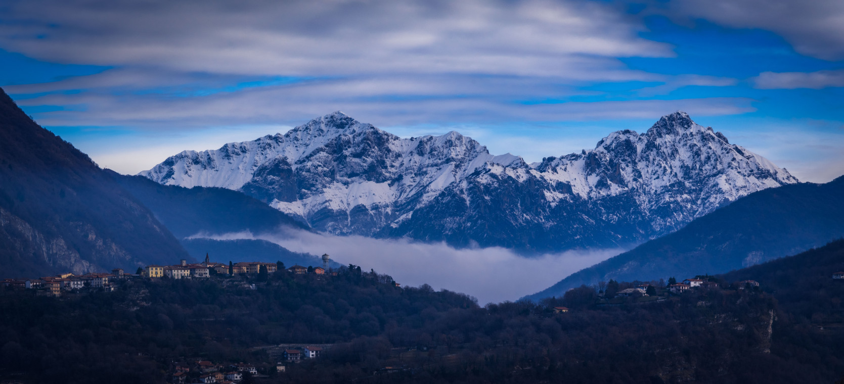 Proserpio in primo piano con sullo sfondo le Grigne innevate.