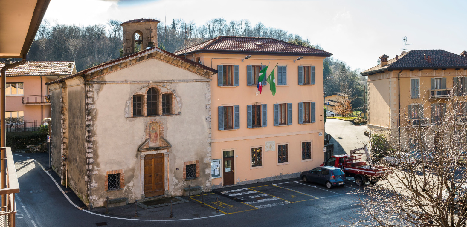 La Chiesa di San Rocco e il Palazzo municipale a Proserpio. 