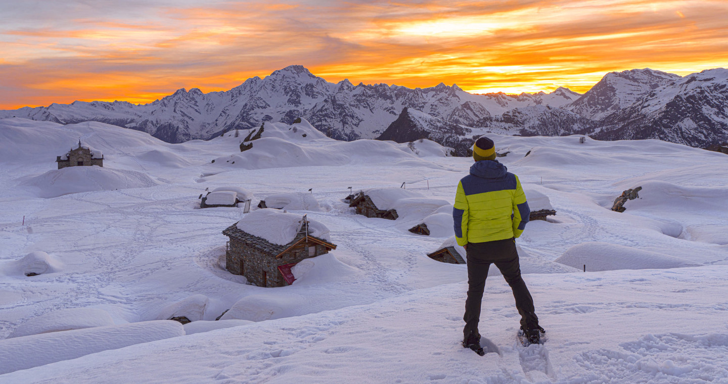 Montagne d'inverno al calar del sole