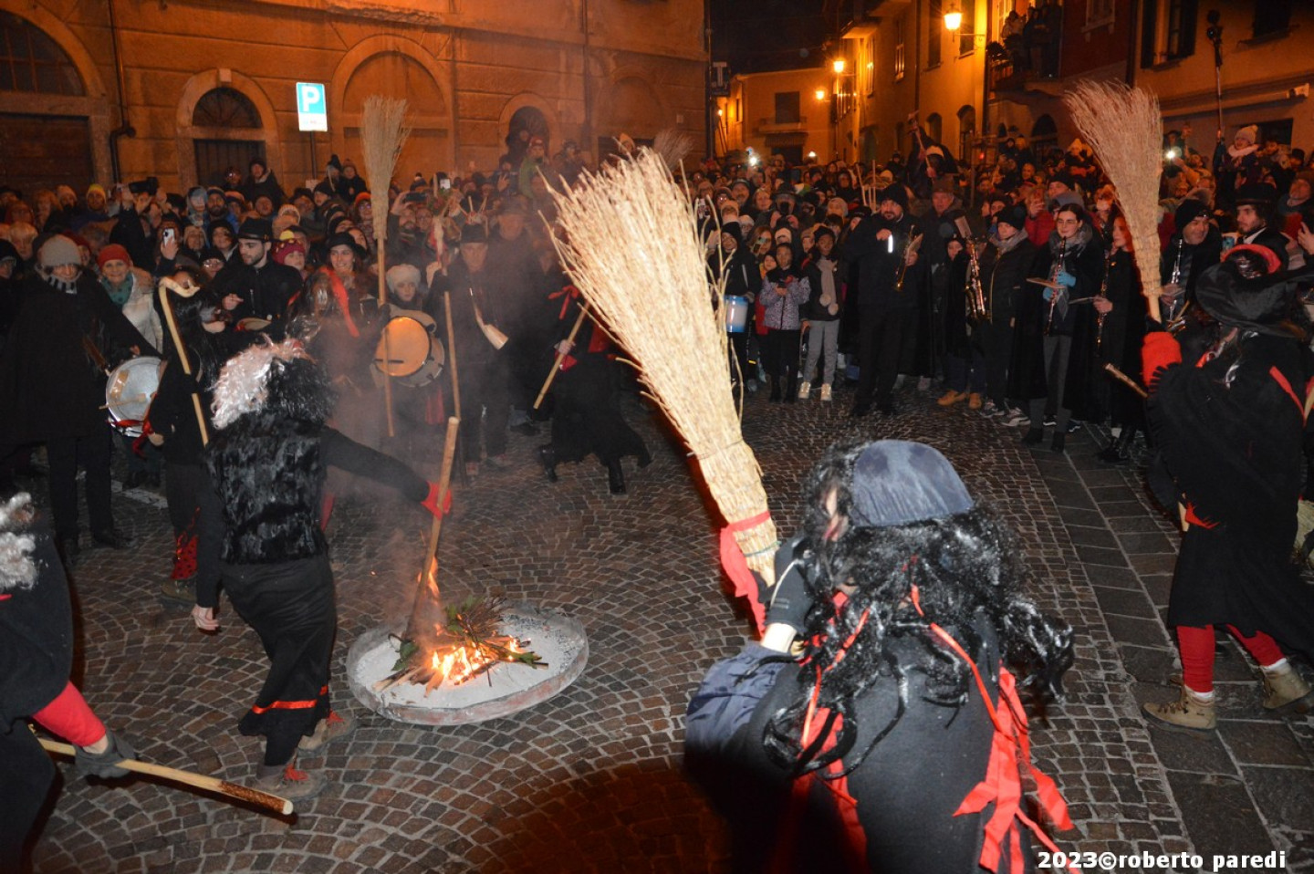 Il Ballo delle streghe intorno al fuoco.