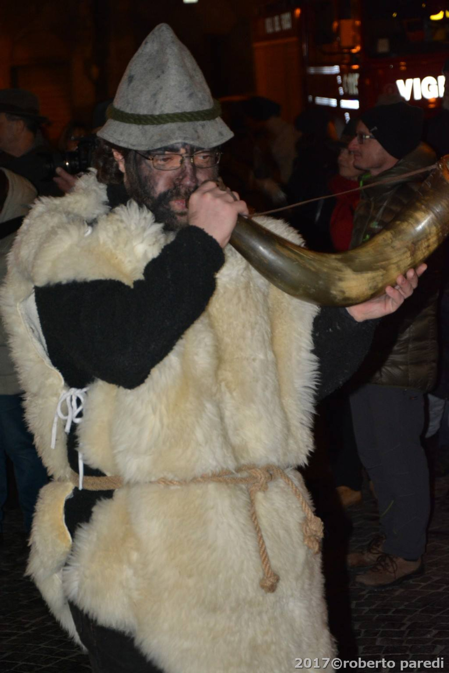 Il Pastore vestito con una casacca di lana suona il corno d'osso.