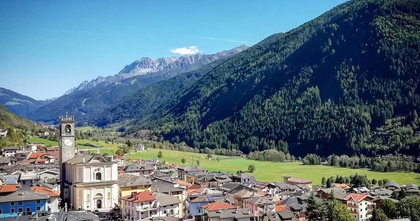 Veduta di Vezza d'Oglio con Parrocchiale di S. Martino (ph ig: @angelasoldanescu)