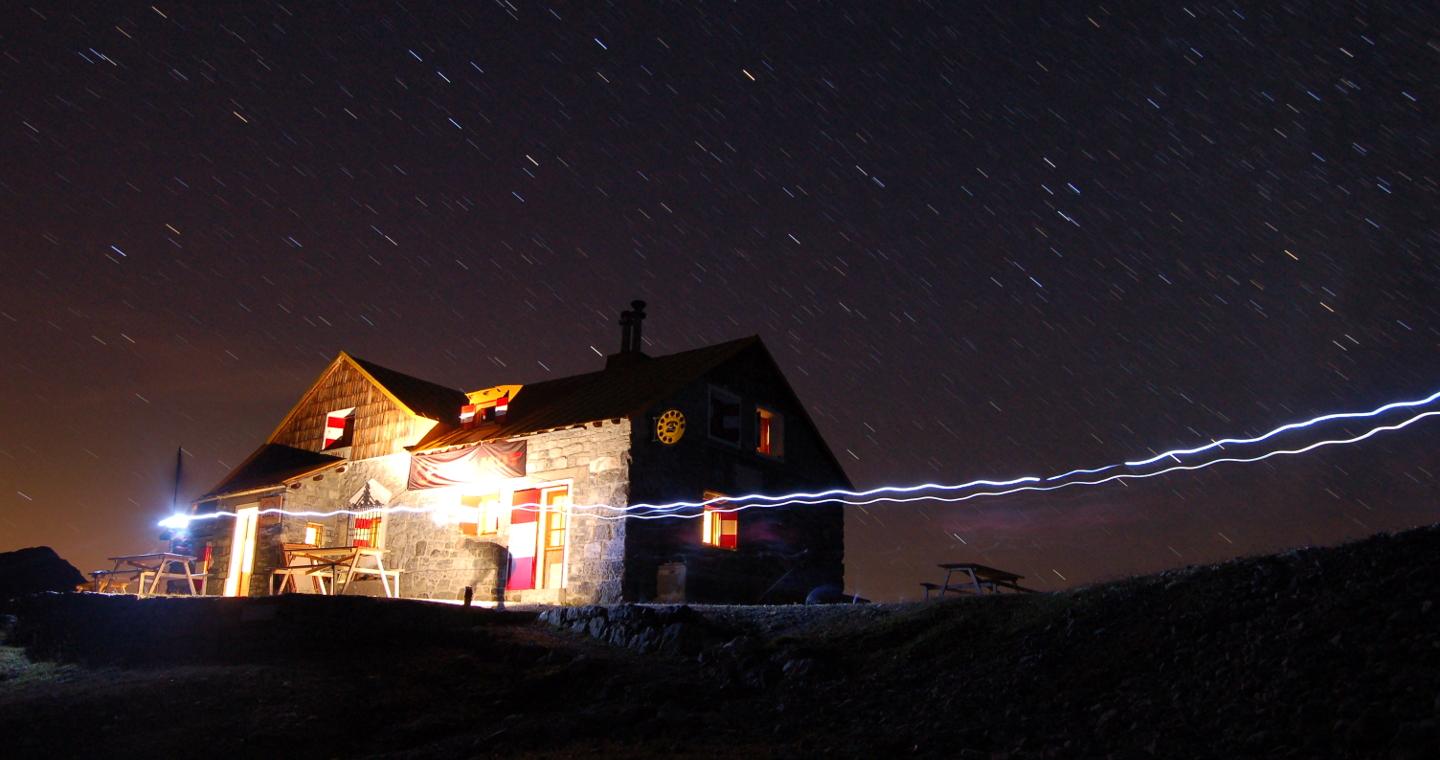 Il Rifugio Quinto Alpini di notte, Alta Valtellina