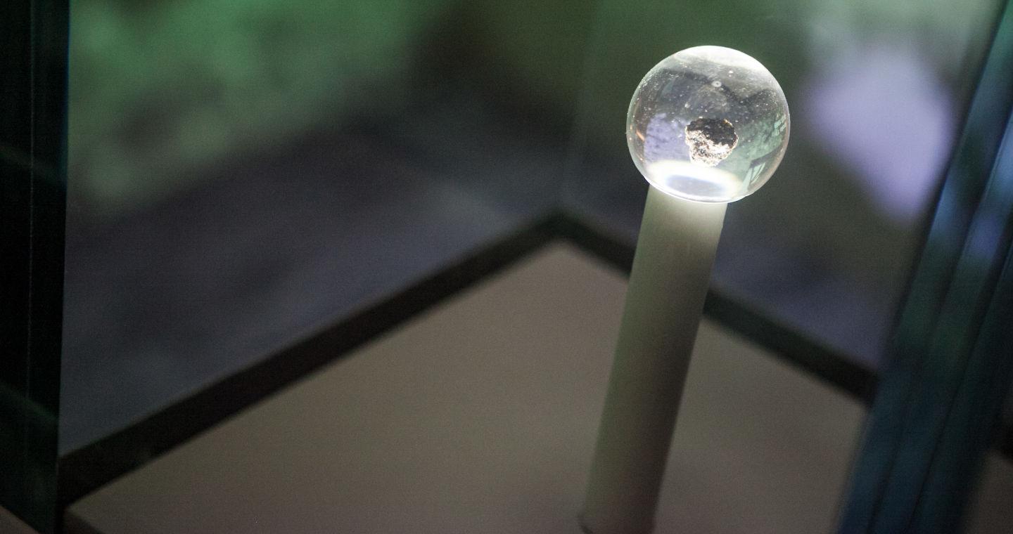 Frammento di luna (ph: Archivio Museo Nazionale Scienza Tecnologia)