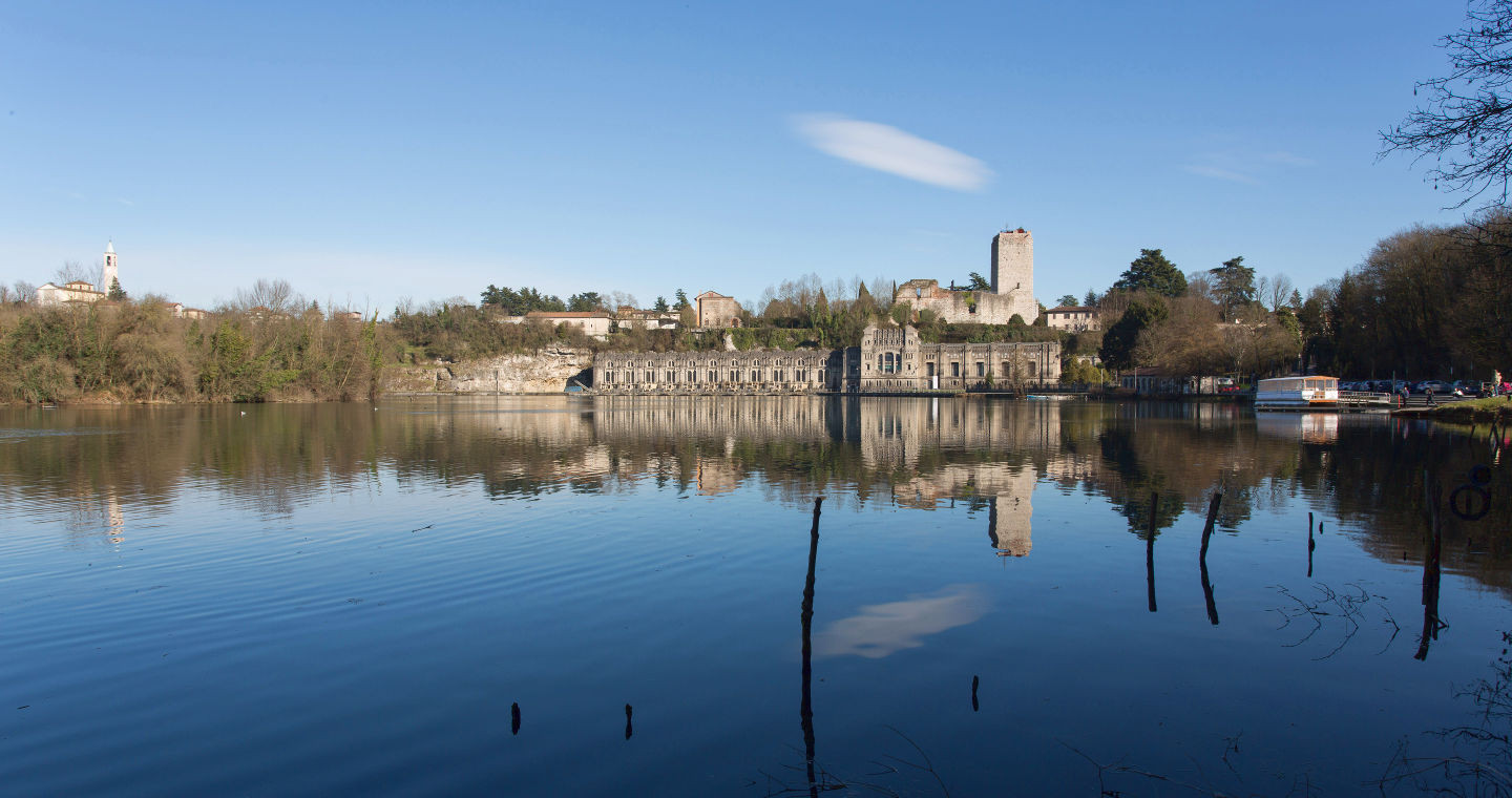 La centrale idroelettrica Taccani che si affaccia sul fiume Adda