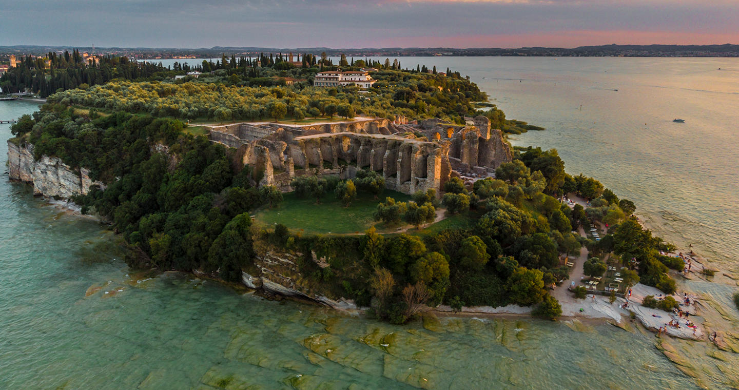 Sirmione, vista aerea sulle Grotte di Catullo