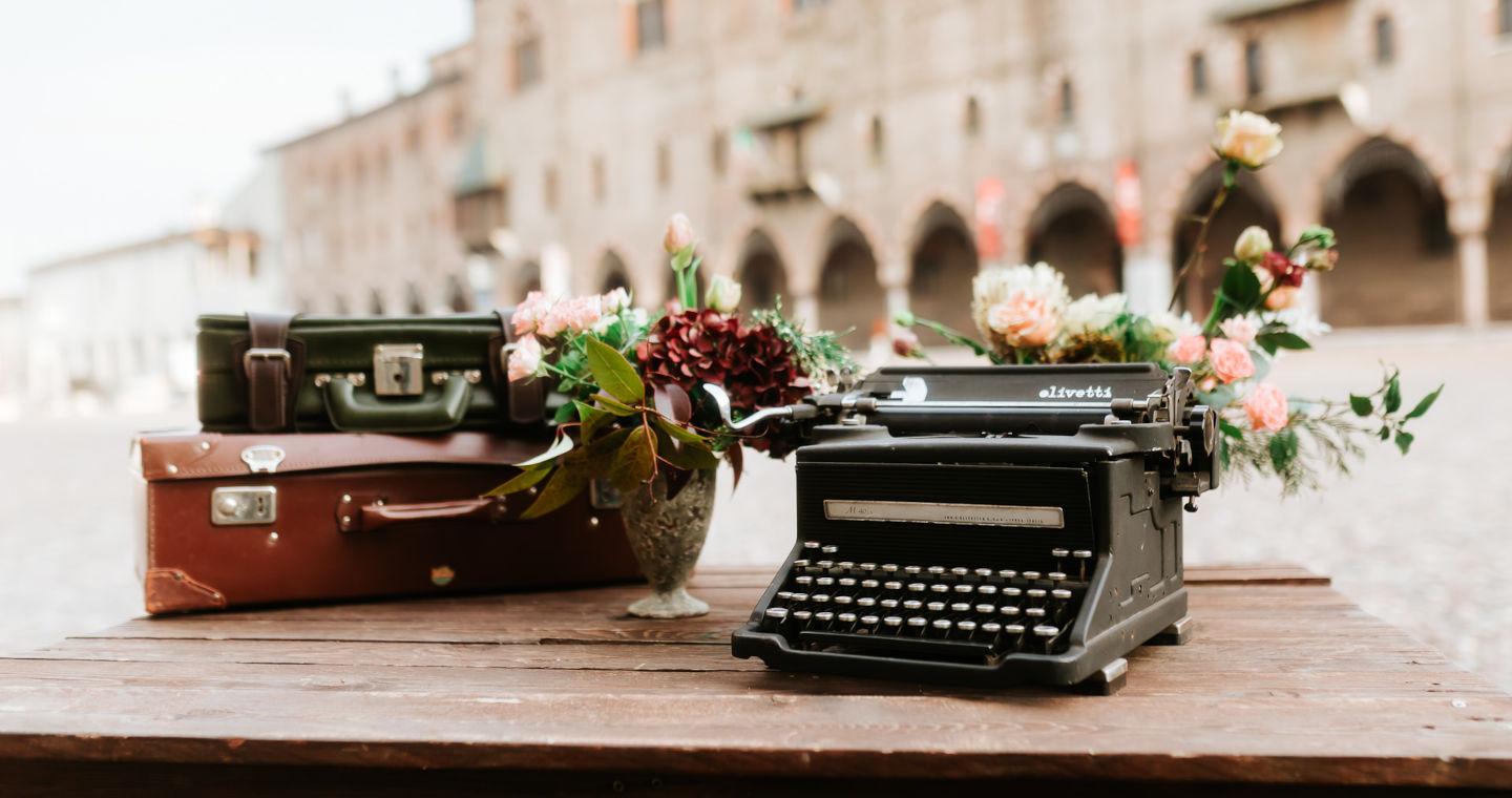 Allestimento vintage. Sullo sfondo il Palazzo Ducale, in Piazza Sordello