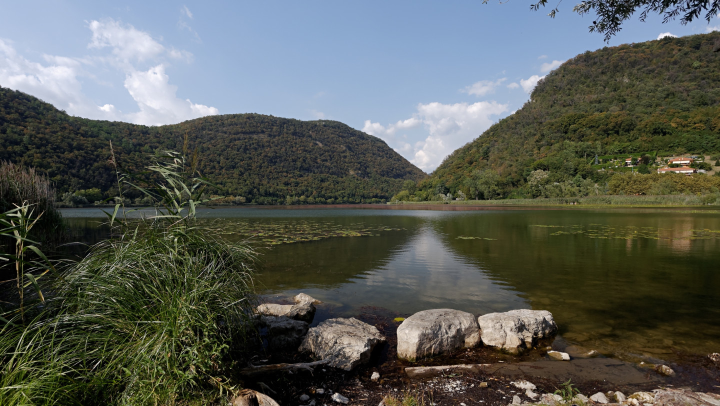 Il placido Lago Segrino incastonato tra i monti.