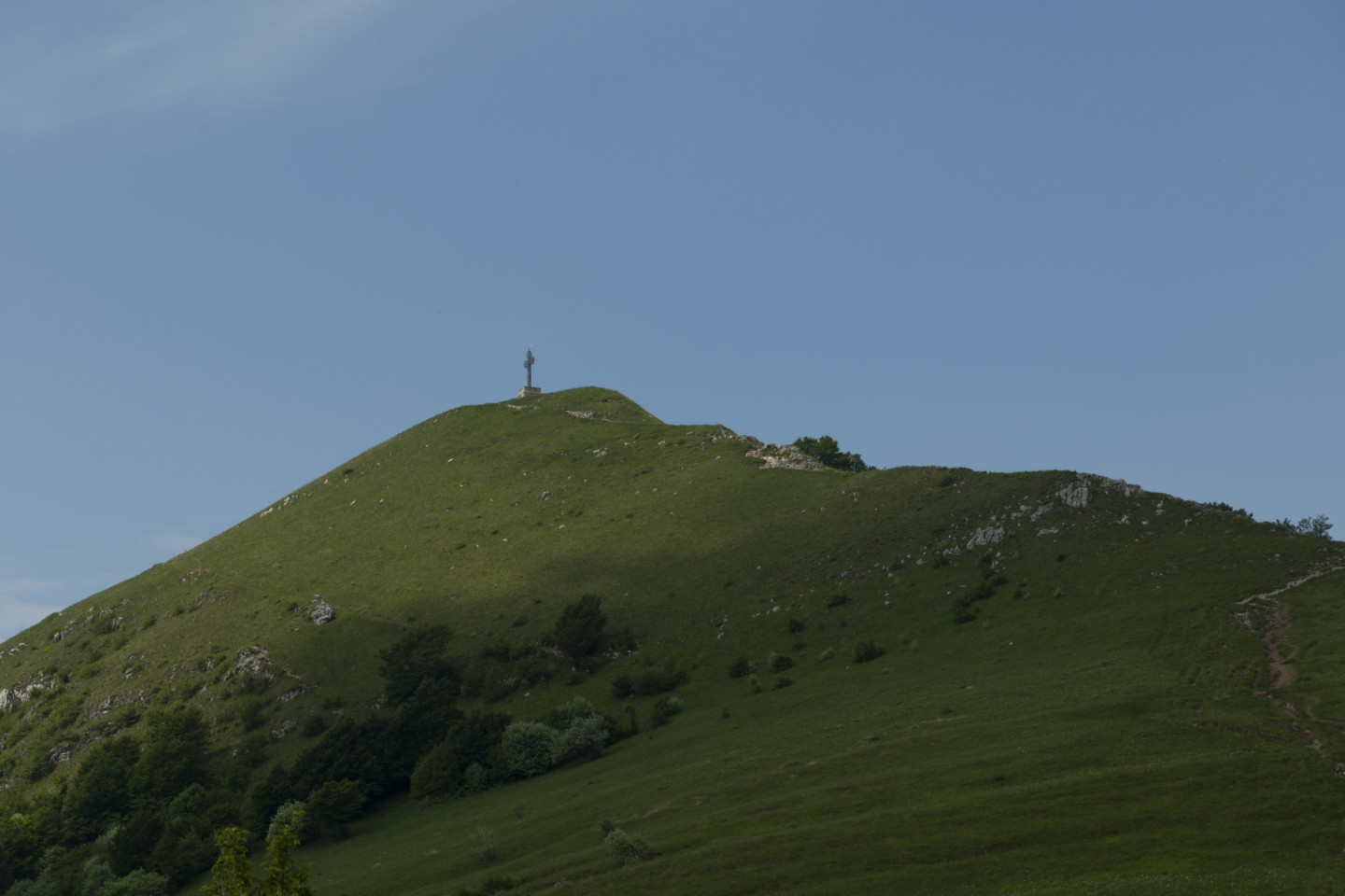 La Croce del Cornizzolo tra i pascoli verdeggianti.