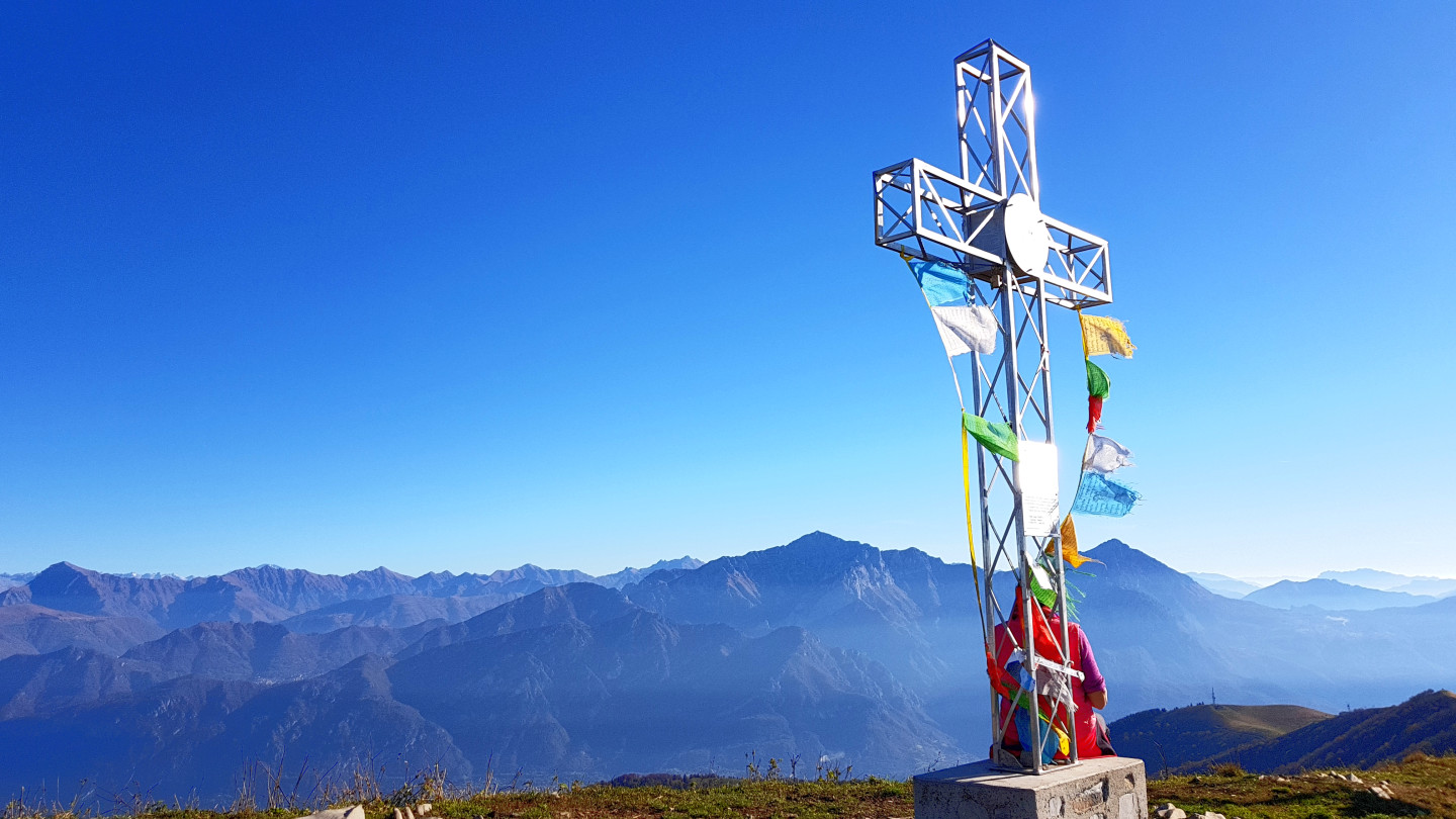 Croce e bandiere tibetane