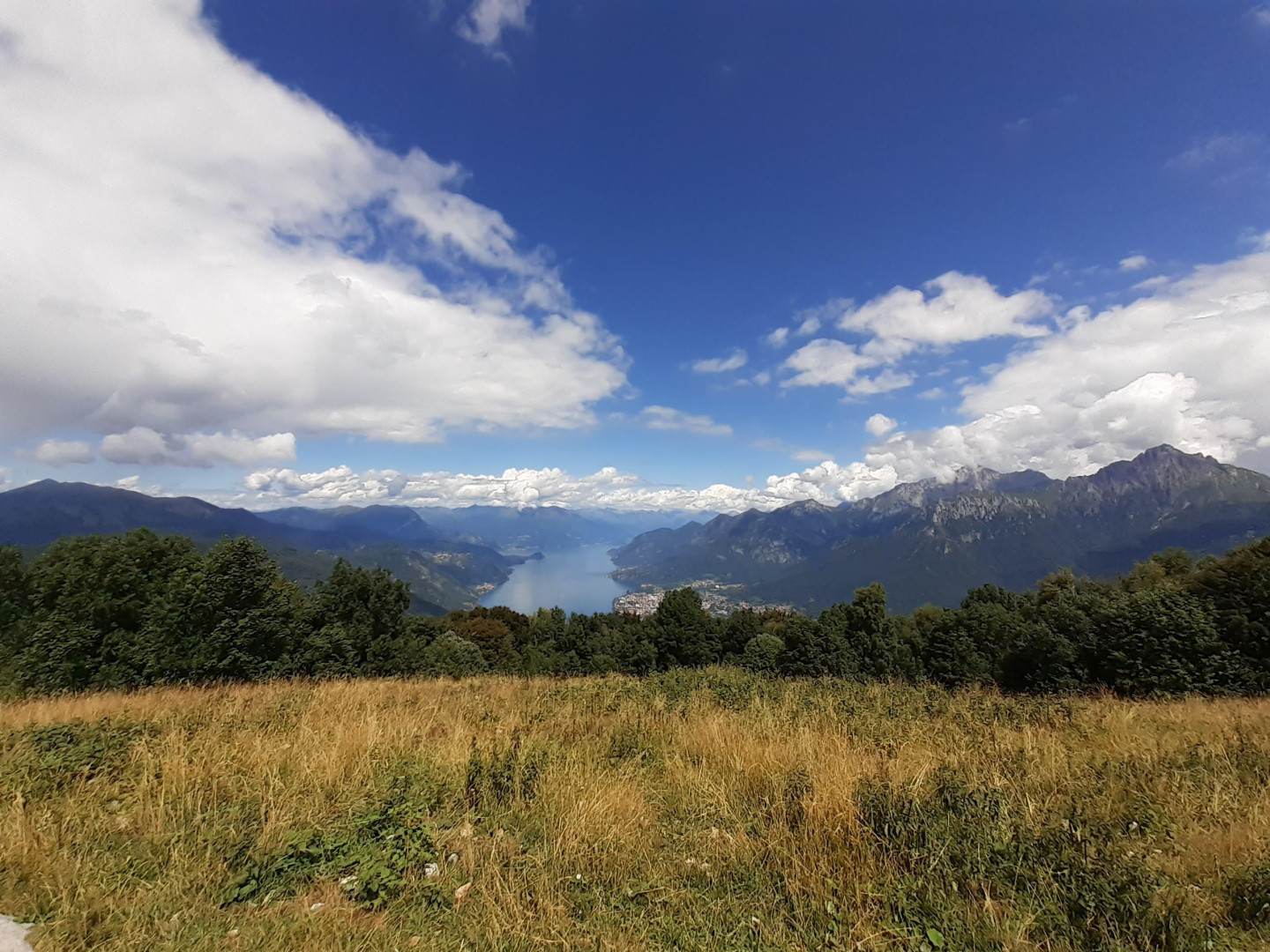 Il Lario in lontananza