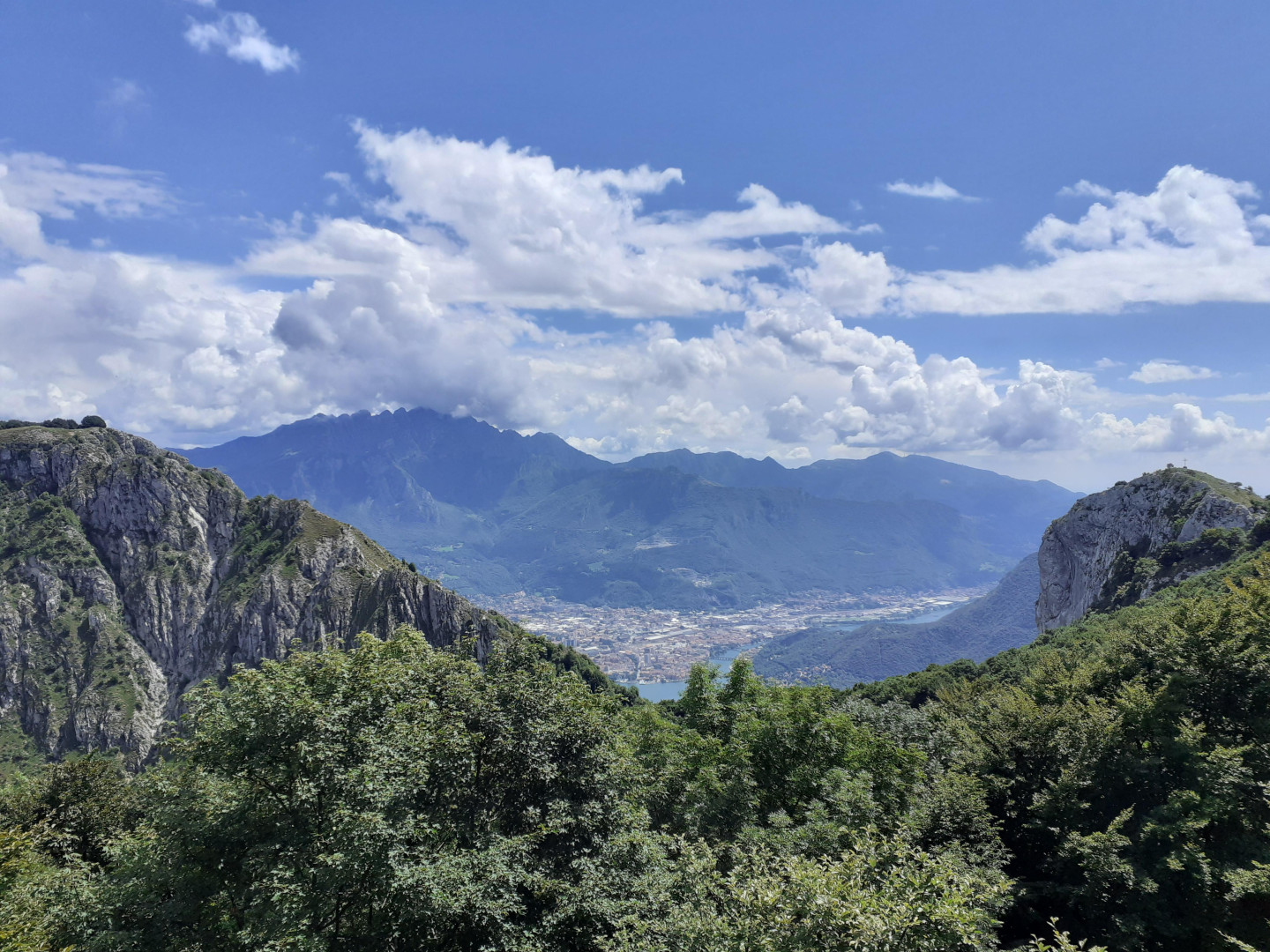 Lo sguardo si perde tra lago e montagne
