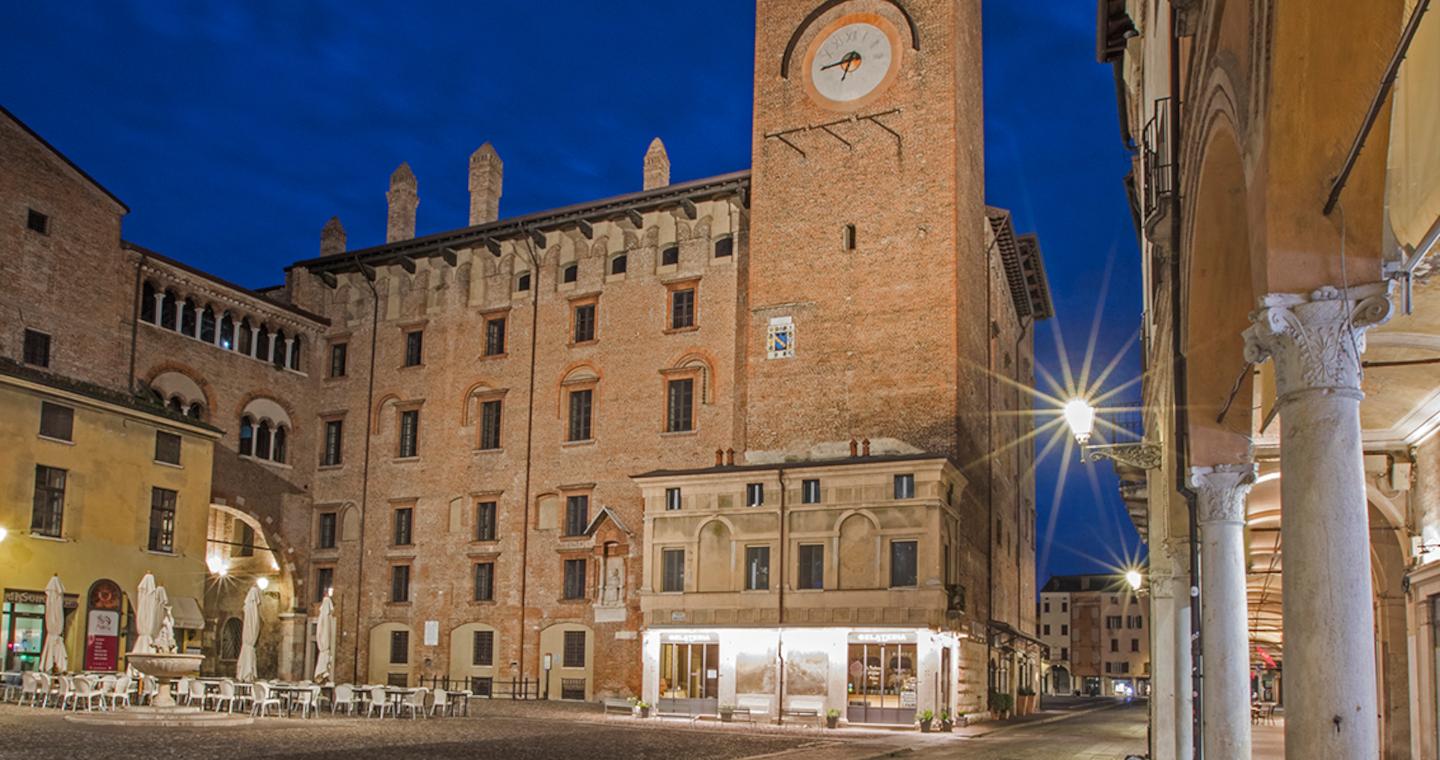 Mantova e Sabbioneta - Piazza Broletto a Mantova