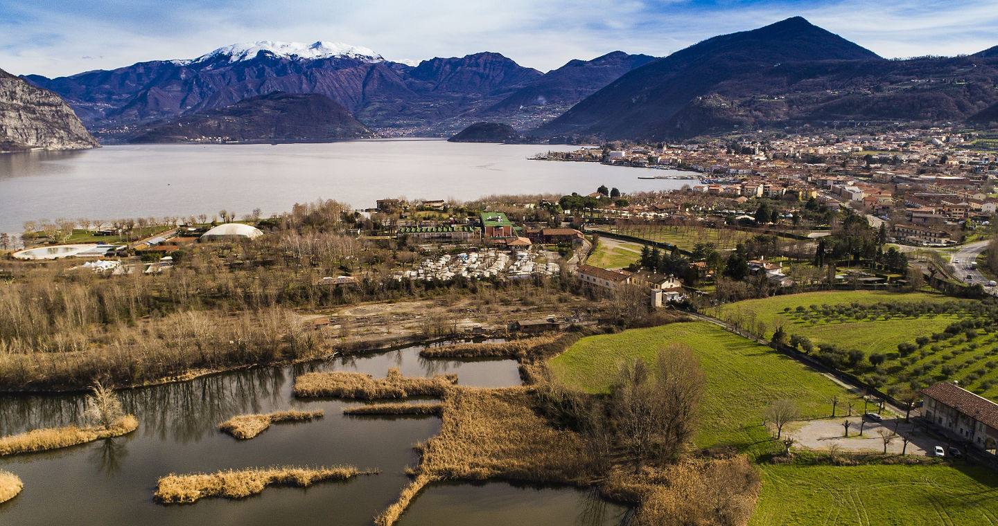 Vista su Riserva naturale Torbiere del Sebino e lago d'Iseo