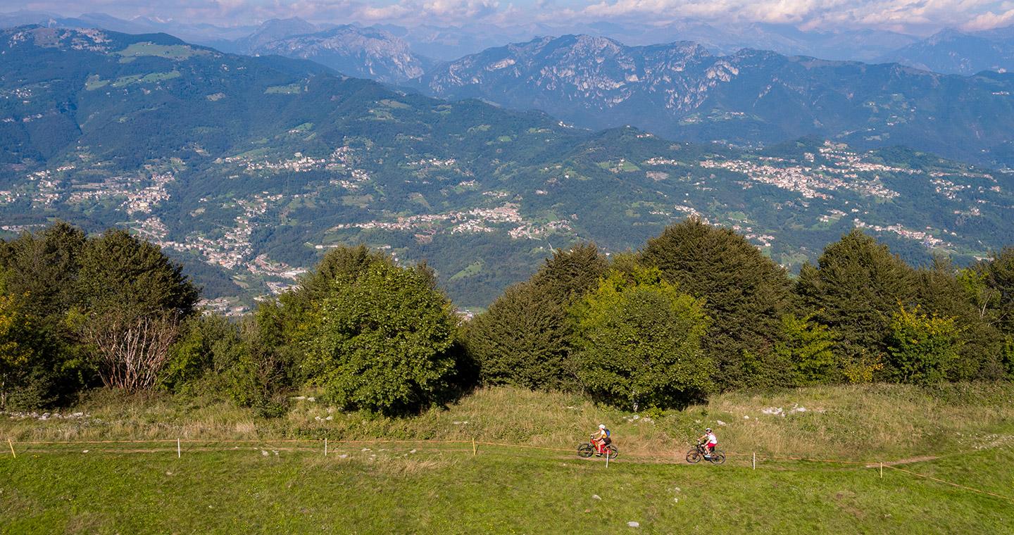 Uno dei tanti sentieri percorribili in MTB lungo la Via Giovannea (ph: Marco Riva, Aglaia srl)