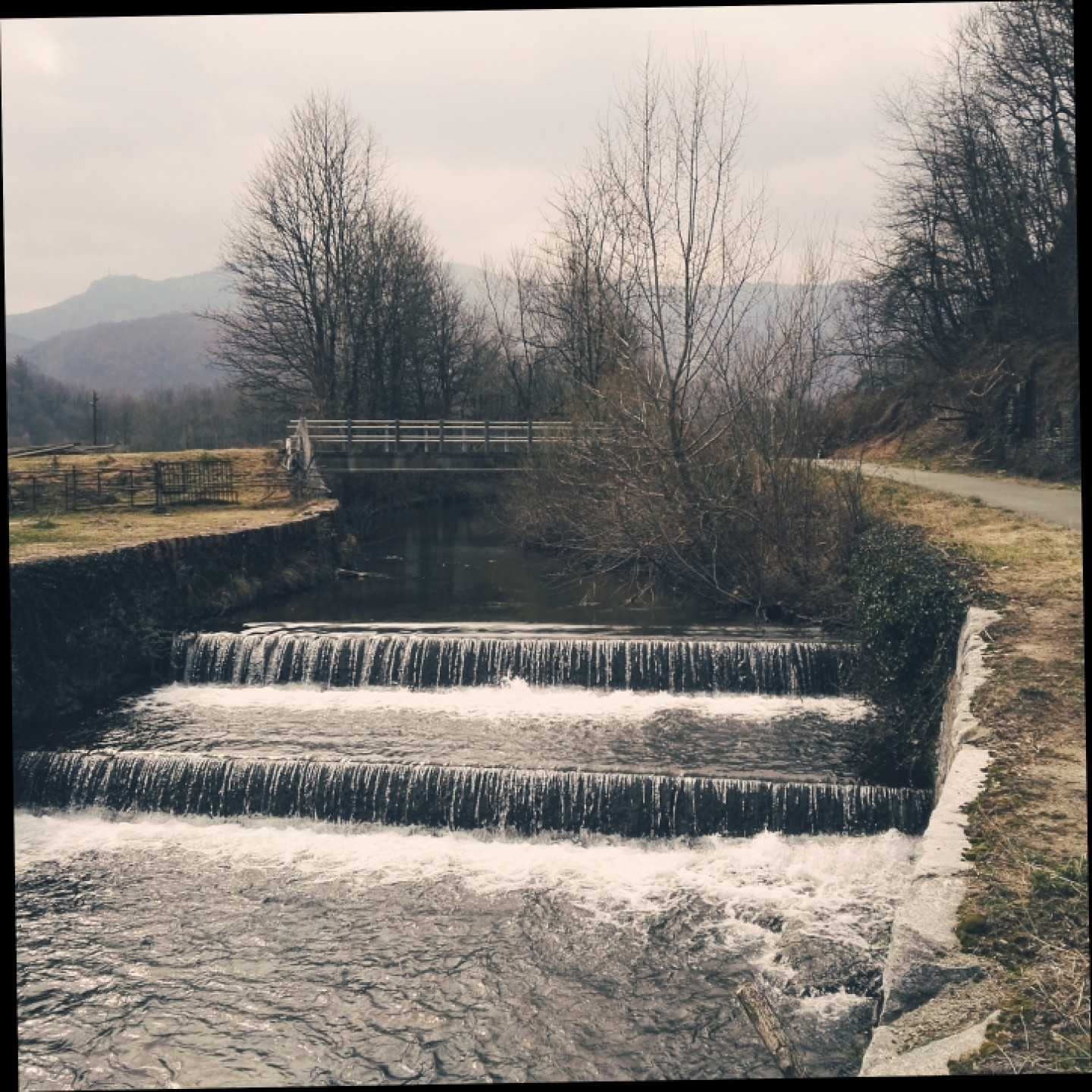 Sono molti i punti in cui la ciclabile affianca il torrente. Passata Rancio Valcuvia, nei pressi del sottopassaggio di Ferrera ci si imbatte in queste suggestive cascatelle