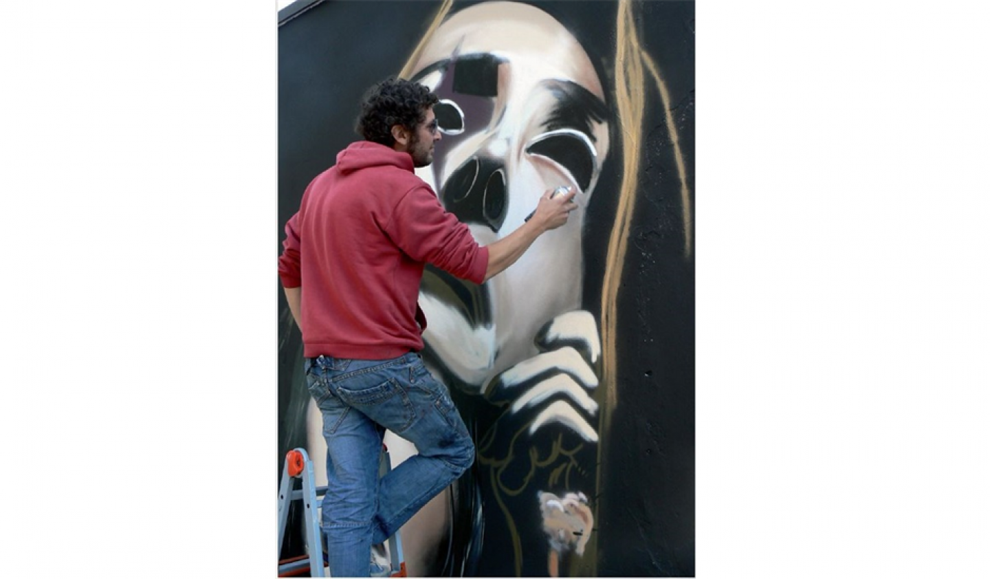 Artista di street art all'opera