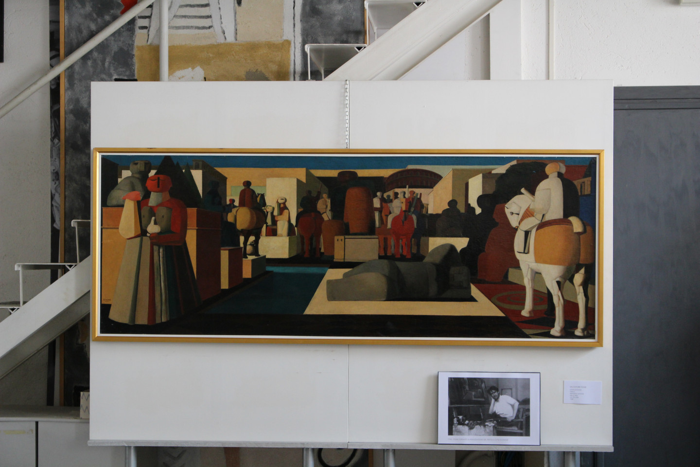 Il dipinto "Città di statue" è un olio su tela di 72x108 cm.