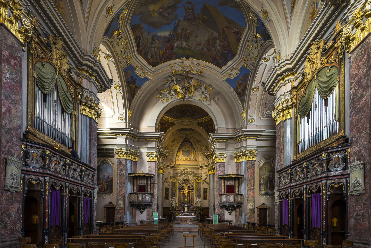 L'interno in stile barocco della Chiesa di Santo Stefano.
