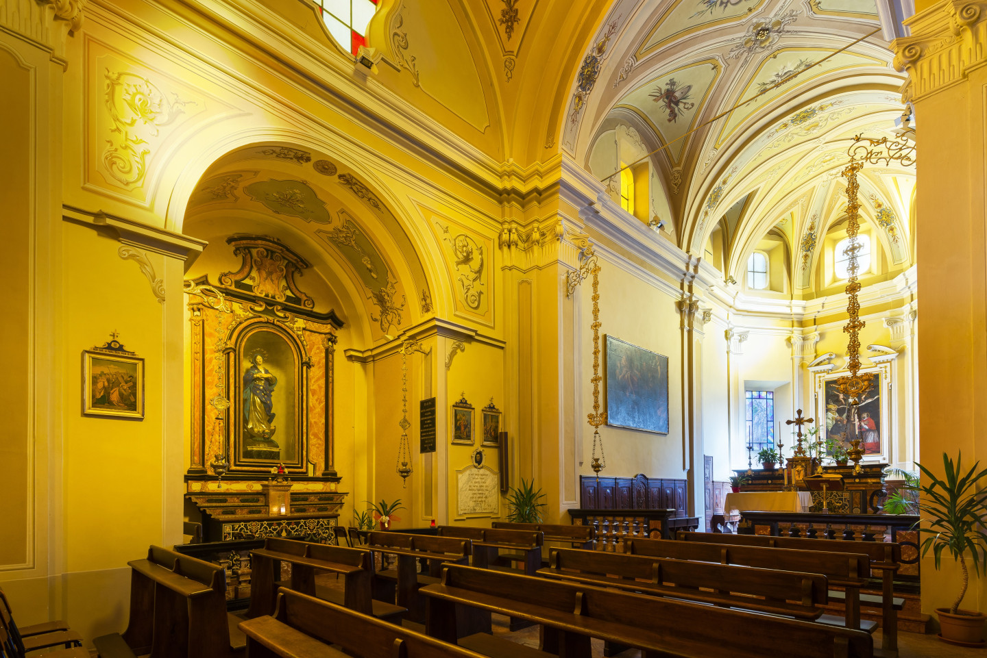 L'interno della Chiesa di San Francesco in semplice stile francescano.