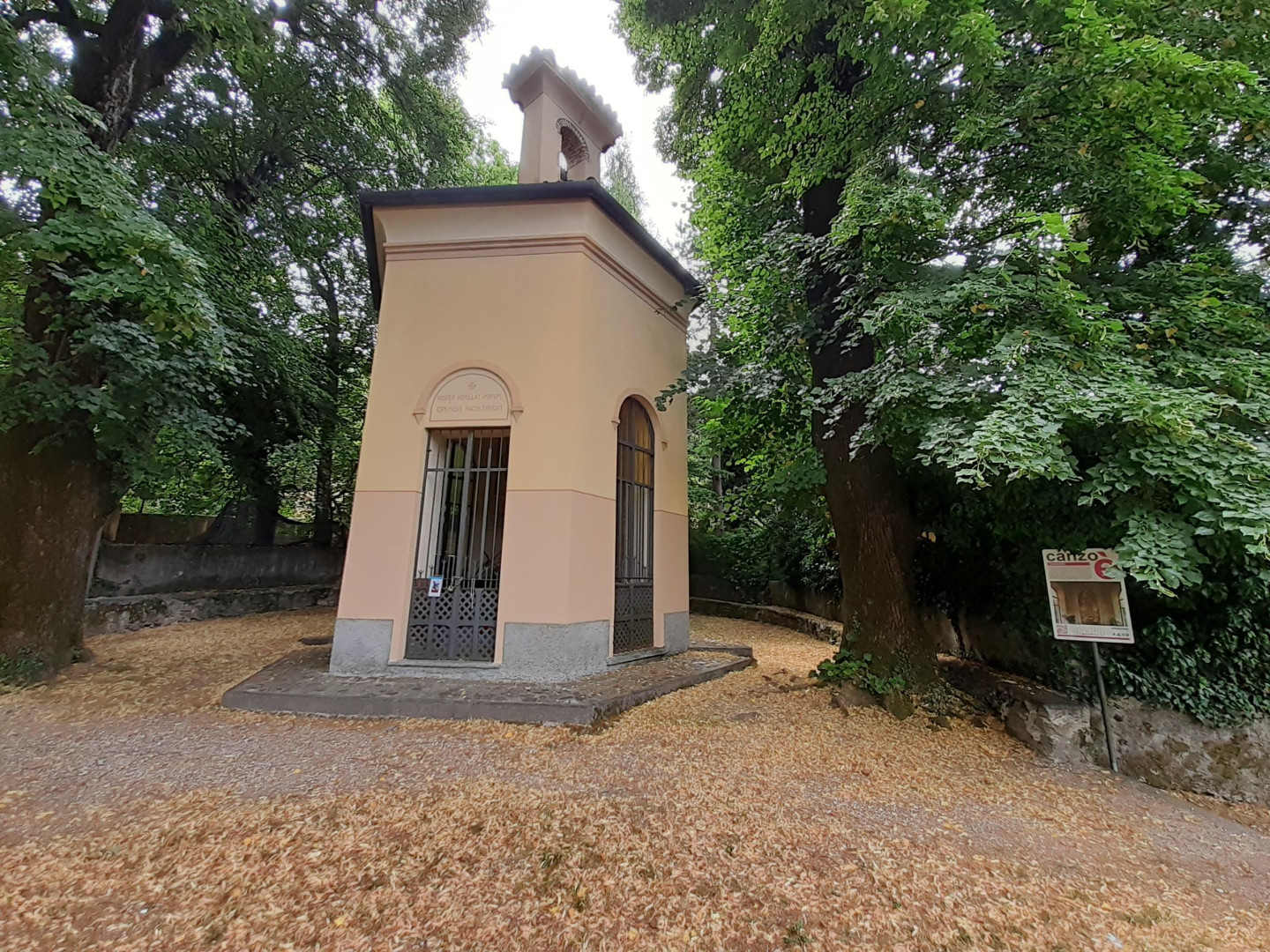 L'Oratorio di San Michele a Canzo immerso nei boschi.