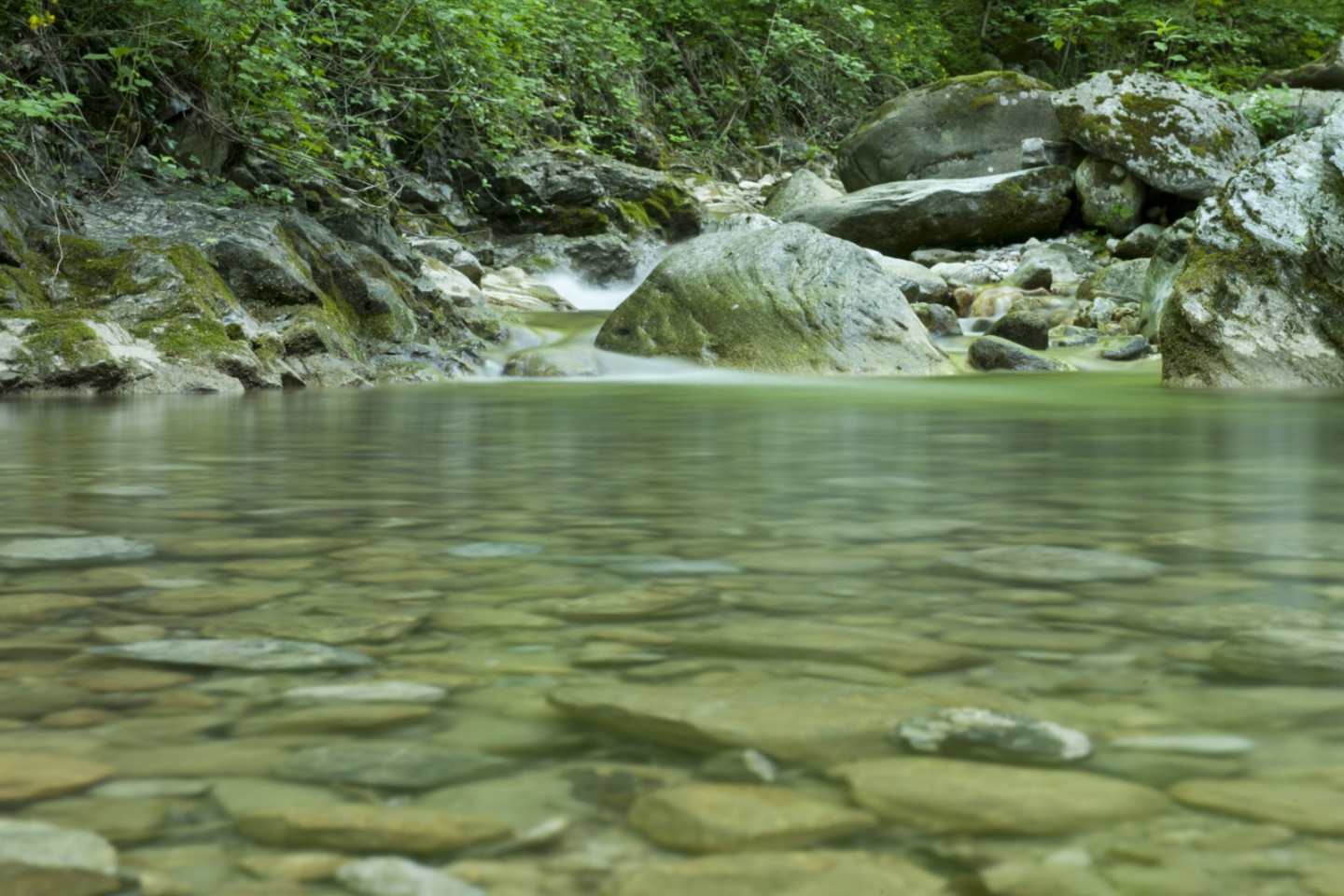 Salendo verso San Miro si lambisce il corso del limpido torrente Ravella.