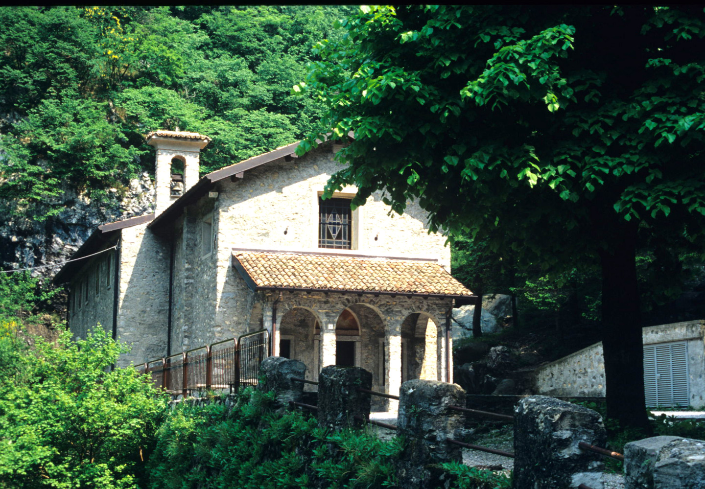 Lo storico Eremo di San Miro sulle montagne canzesi.